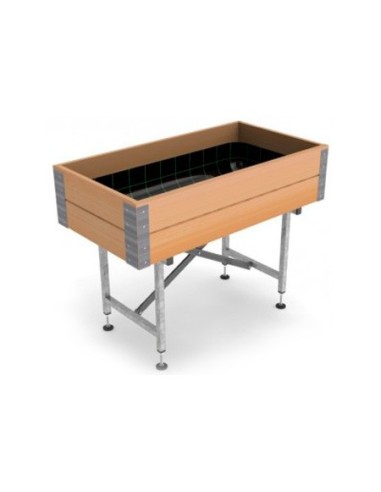 Huerto urbano. Mesa de cultivo de madera pequeña